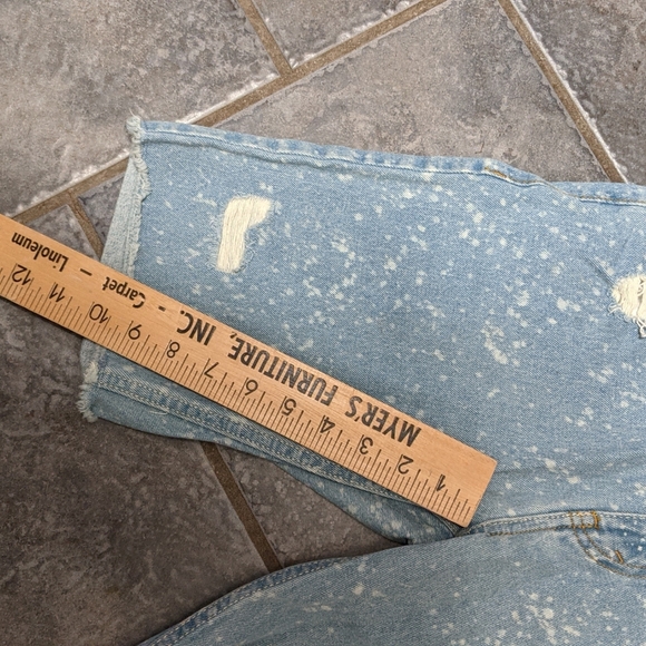 4/$25  Levi's cutoff Jean shorts waist 28 - Picture 5 of 10